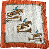 Foulard carré vintage en soie pure sur le thème du saut d’obstacles des années 1950