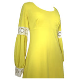Robe maxi à garniture au crochet jaune vif vintage des années 1960 