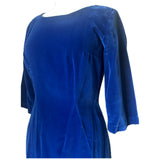 Robe ondulée vintage en velours bleu cobalt des années 1960