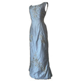 Robe de soirée perlée et brodée bleu glace chatoyante vintage des années 1960