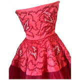 Robe de bal sans bretelles rouge écarlate vintage des années 1950 avec corsage perlé