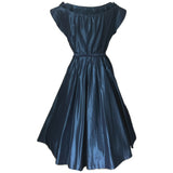 Robe ceinturée vintage des années 1950 en rayonne bleu pétrole avec décolleté en éventail plissé