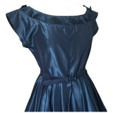 Robe ceinturée vintage des années 1950 en rayonne bleu pétrole avec décolleté en éventail plissé