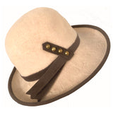 Chapeau vintage en feutre de laine crème et marron des années 1960 avec détails de clous dorés