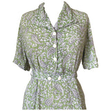 Robe de jour en coton imprimé paisley vert avocat pâle des années 1940