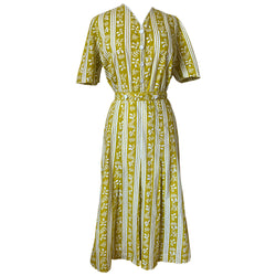 Robe de jour ceinturée florale en coton jaune moutarde et blanc vintage des années 1940