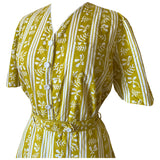 Robe de jour ceinturée florale en coton jaune moutarde et blanc vintage des années 1940