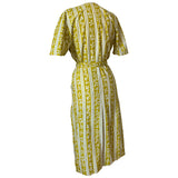 Robe de jour ceinturée florale en coton jaune moutarde et blanc vintage des années 1940