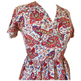 Robe de jour imprimée en coton Paisley rouge et blanc vintage des années 1940